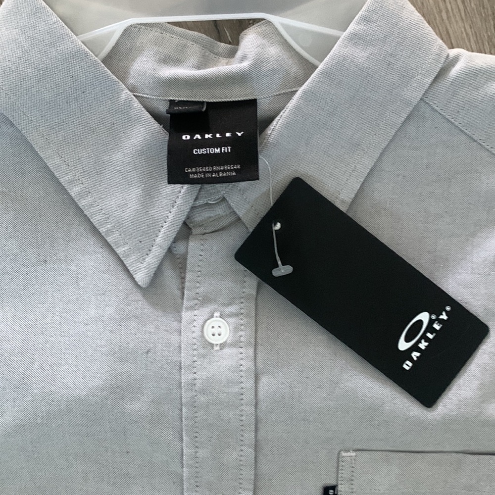 Oakley button down - Picture 3 of 3
